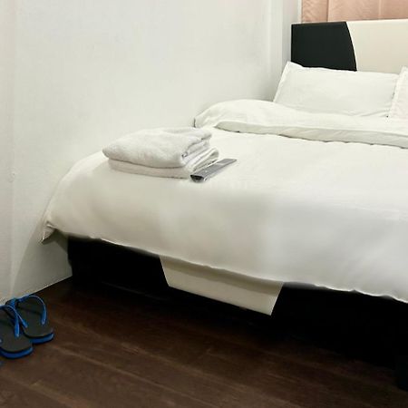 Private Room With Ac And Fan At Ekg Manila House Rental Exterior photo
